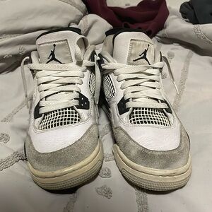 Jordan 4s size 5Y